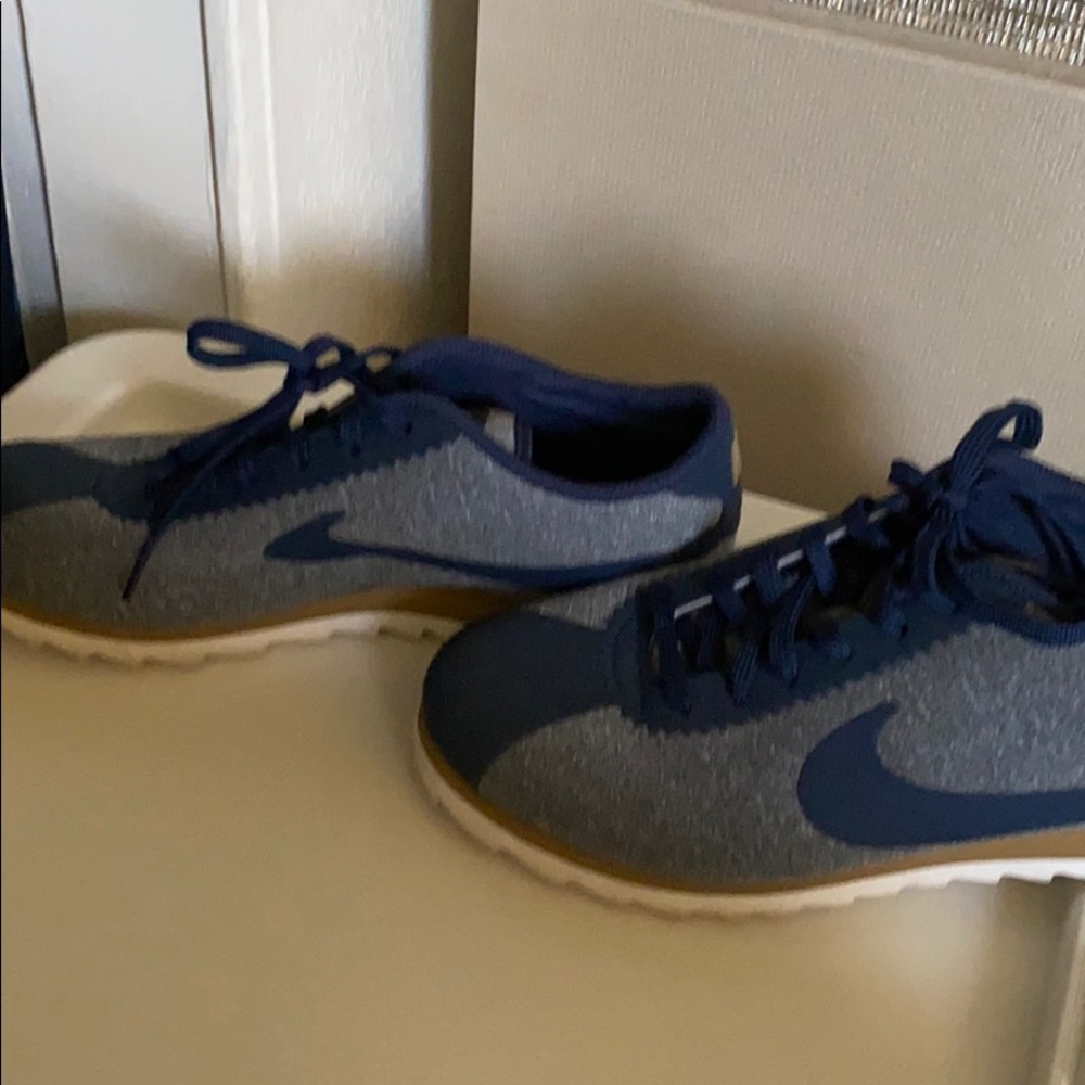Nike - Picture 3 of 3